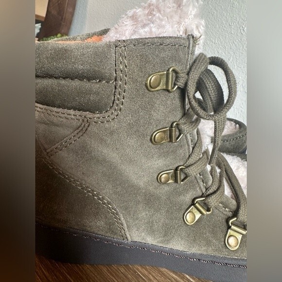 NWOB ** Zodiac Pierson Bootie Suede Dark Olive Size 6.5 - Picture 6 of 16